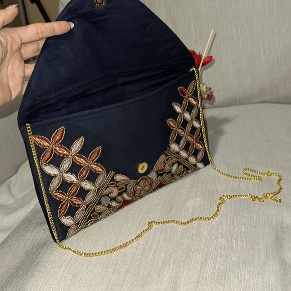 Franchesca embroidered hand bag. - Picture 6 of 7